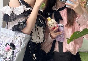 用hlw收藏热门吃瓜，妹子示范如何优雅发布内容