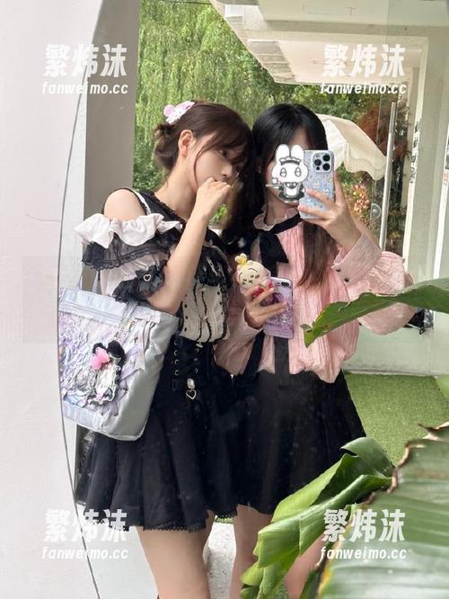 用hlw收藏热门吃瓜，妹子示范如何优雅发布内容